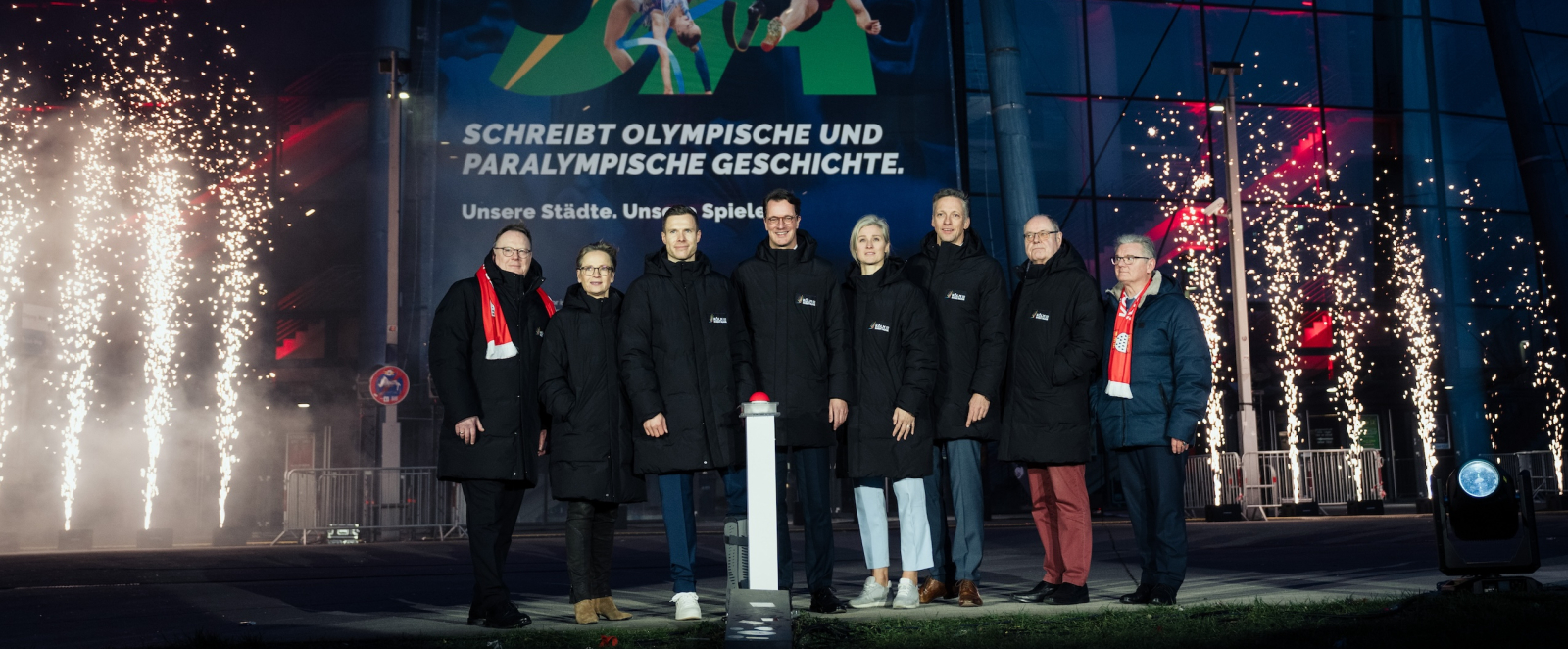 Ministerpräsident Wüst mit anderen Vertreterinnen und Vertretern vor der Lanxess arena