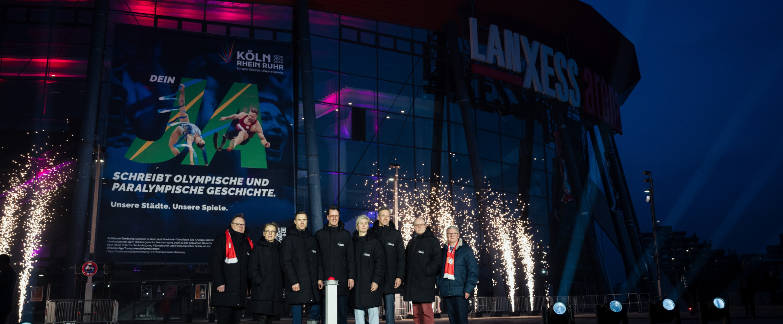 Ministerpräsident Wüst mit anderen Vertreterinnen und Vertretern vor der Lanxess arena