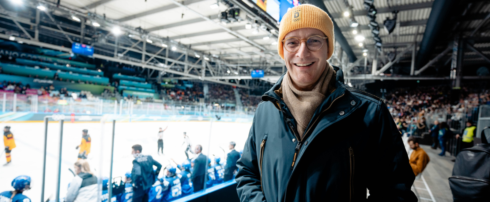 Wüst auf der Tribüne beim Eishockeyspiel 