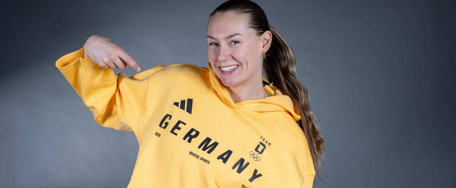 Laura Nolte im gelbem Team D-Hoodie 