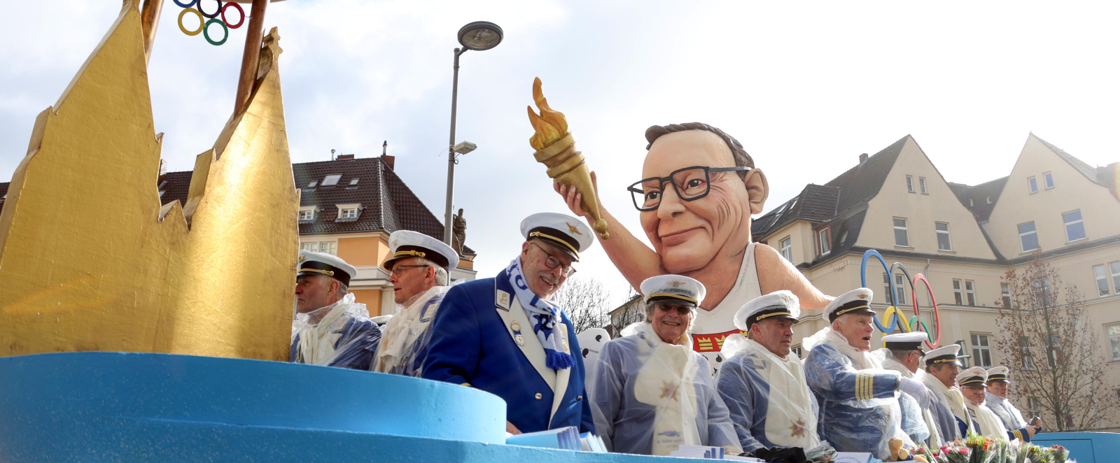 Mottowagen beim Rosenmontagszug in Köln