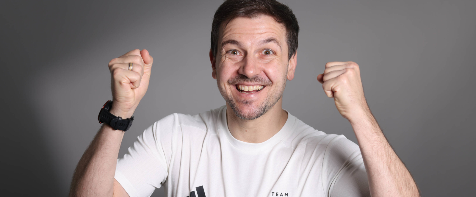 Timo Boll in weißem Team D-Shirt vor grauem Hintergrund