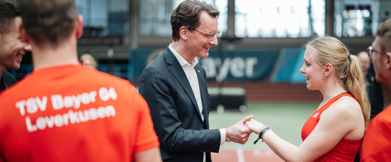 Hendrik Wüst im Gespräch mit Para Athletin Valske