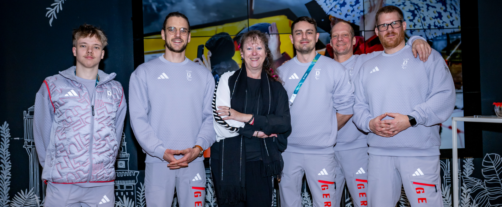 Andrea Milz umgeben von den NRW-Para Eishockeyspielern der Paralympics