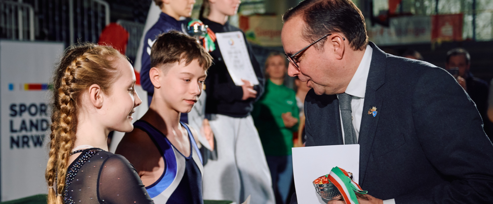 Oberbürgermeister von Essen übergibt Ehrungen an Schülerinnen