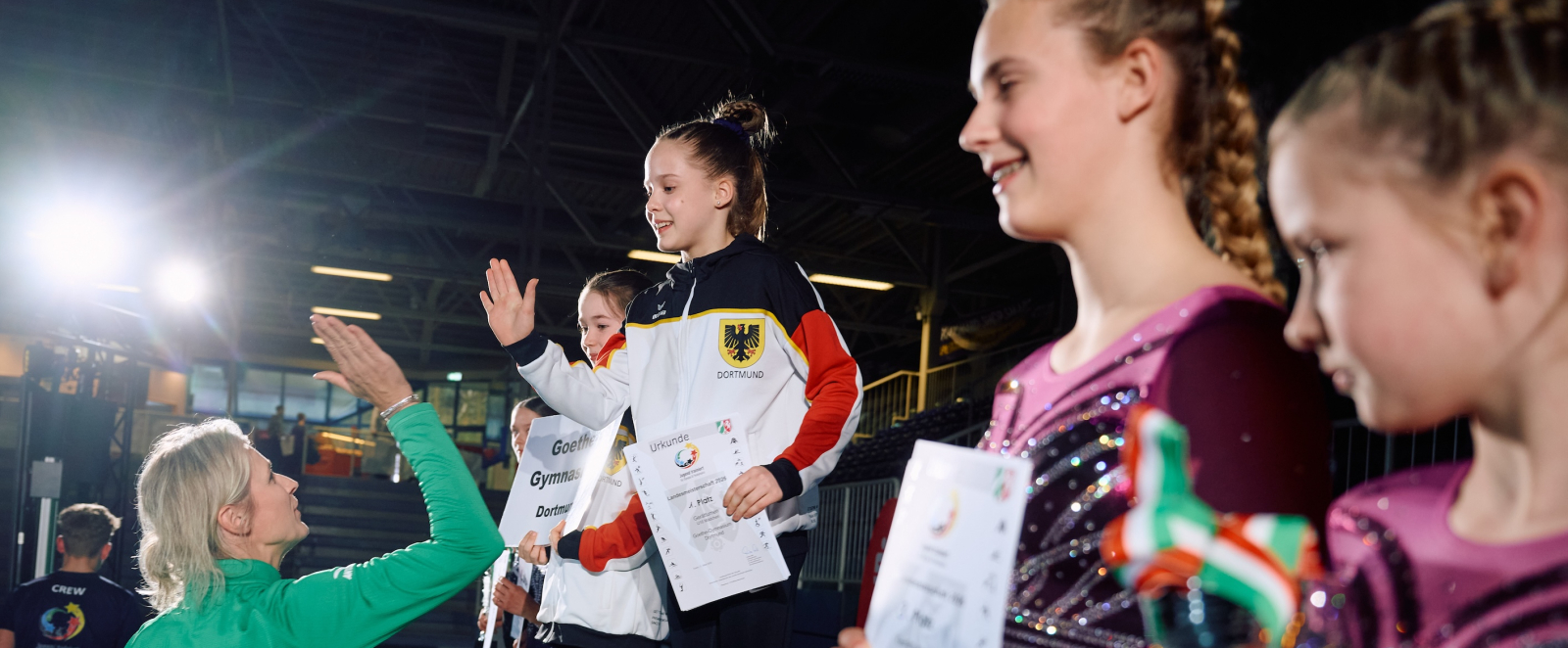 Britta Heidemann übergibt Preise an Schülerinnen