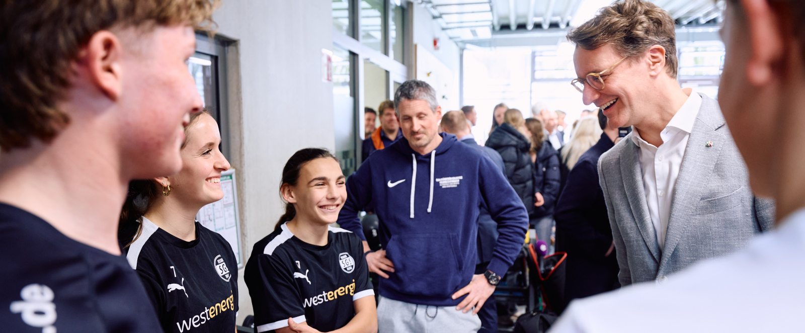 Ministerpräsident Wüst im Gespräch mit mehreren Jugendlichen