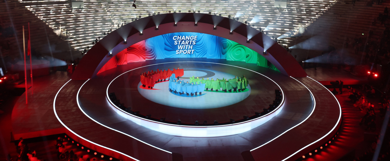 Blick auf die Bühne bei der Abschlussfeier der Paralympics