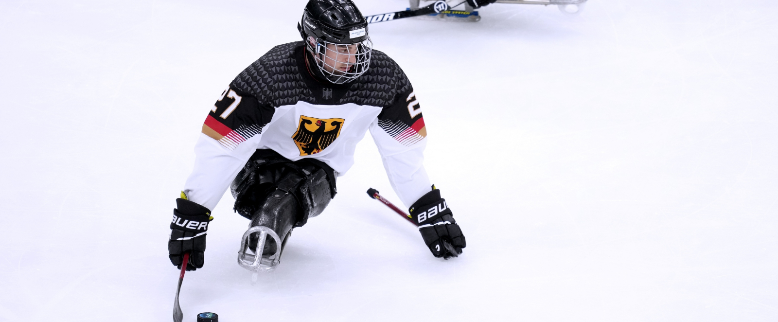 Para Eishockeyspieler bei den Paralympics in Aktion