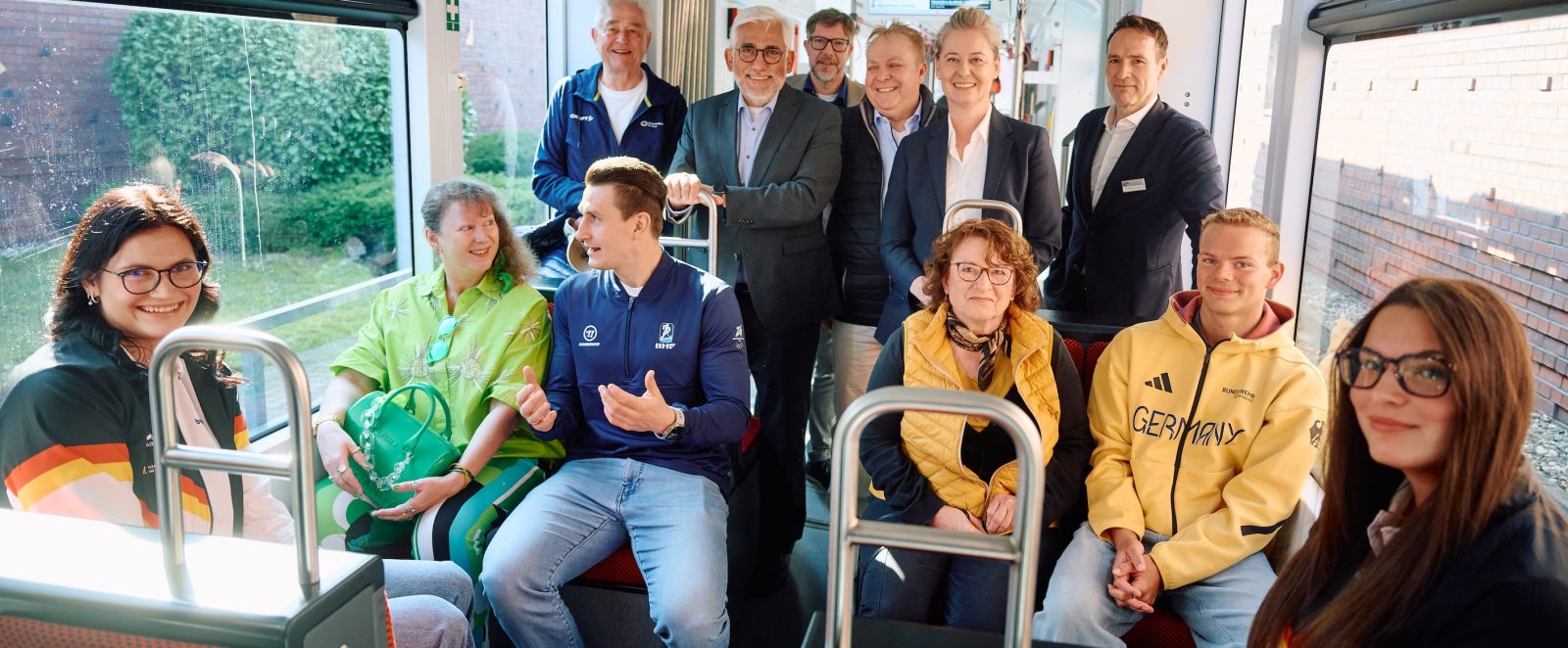 Andrea Milz mit vielen weiteren Personen im Inneren einer Straßenbahn