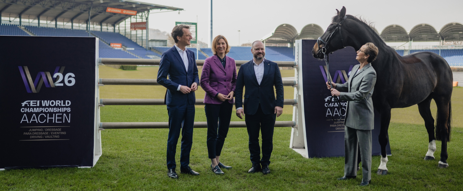 Minsterpräsident Wüst, ALRV-Präsidentin Peters, Aachens OB Ziemons und Isabell Werth mit Pferd in der Aachener Soers