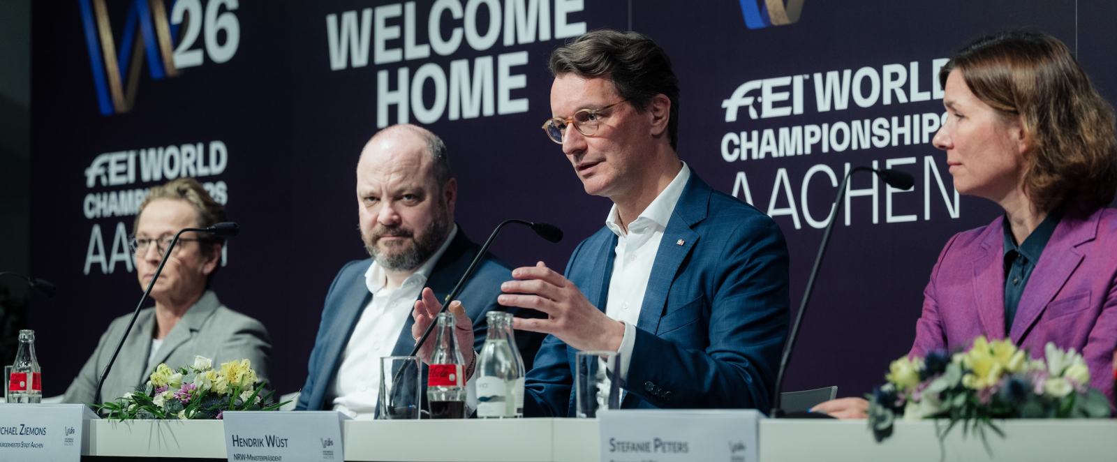 Isabell Werth, Michael Ziemons, Hendrik Wüst und Stefanie Peters bei einer Pressekonferenz