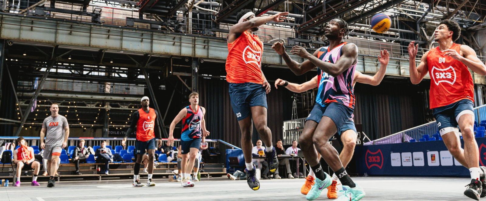3x3-Akteure spielen in einer Halle