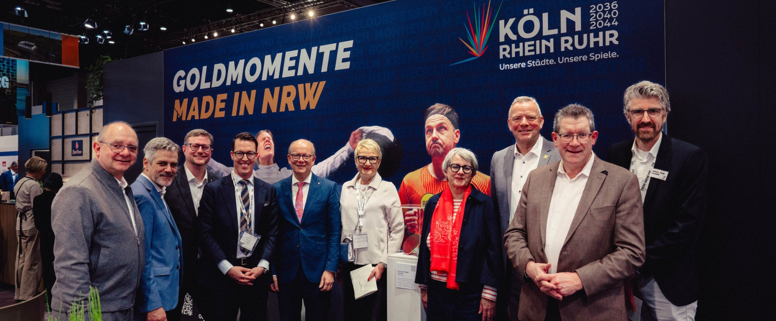 Viele Personen vor Wand mit Schriftzug "Goldmomente in NRW" bei der ITB 