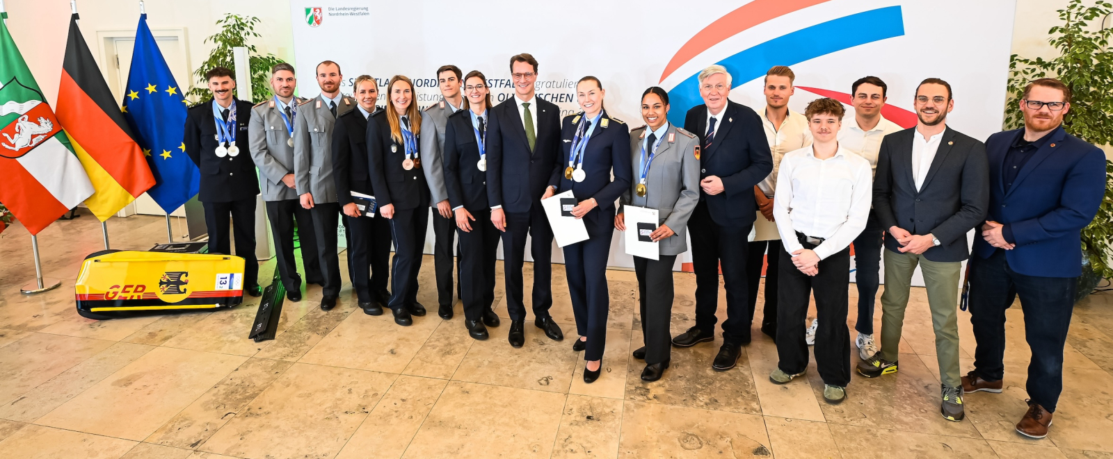 Gruppe von olympischen und paralympischen Sportlerinnen und Sportlern bei der Prämienverleihung