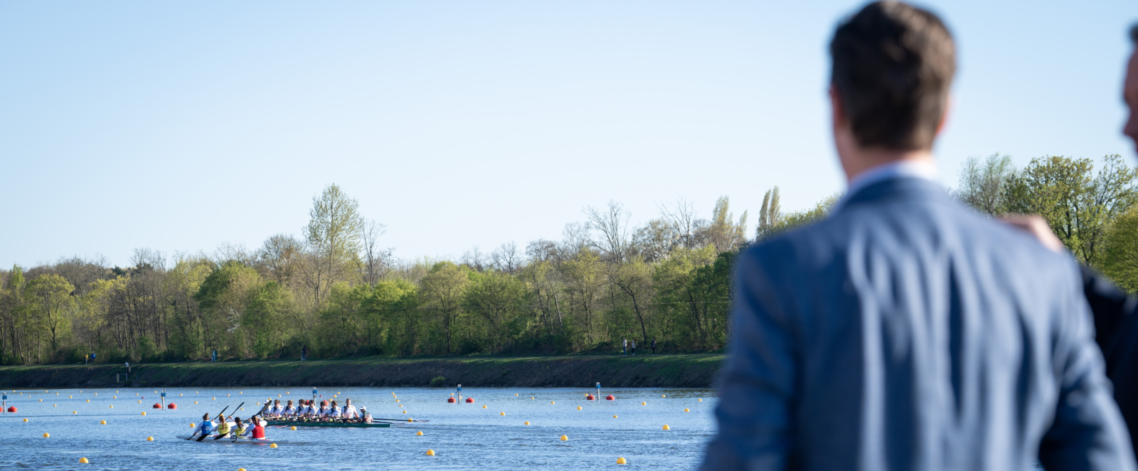 Hendrik Wüst von hinten an der Regattabahn Duisburg, schaut auf das Wasser