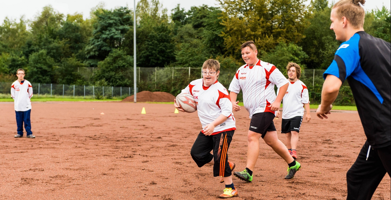 Kinder und Jugendliche auf Sportplatz