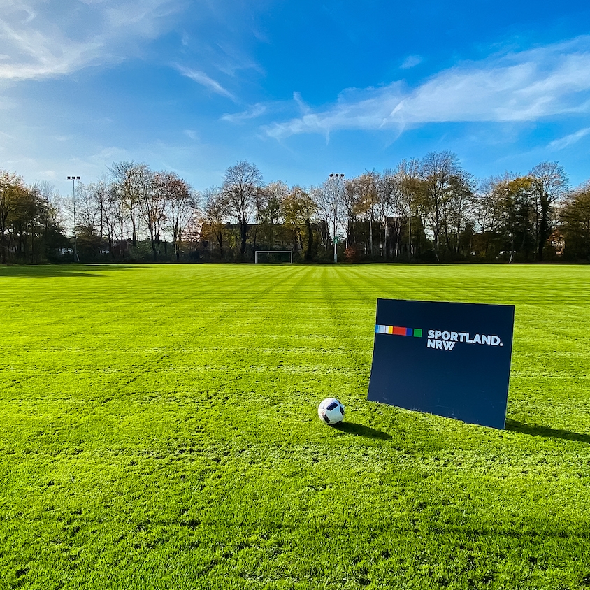 Sportland.NRW Logo auf einer Fußball Sportanlage