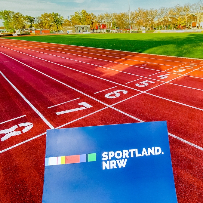 Sportland.NRW-Schild auf Tartanbahn