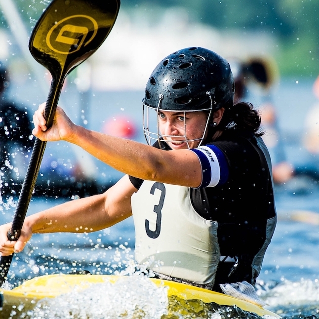 Kanusportlerin im Wasser