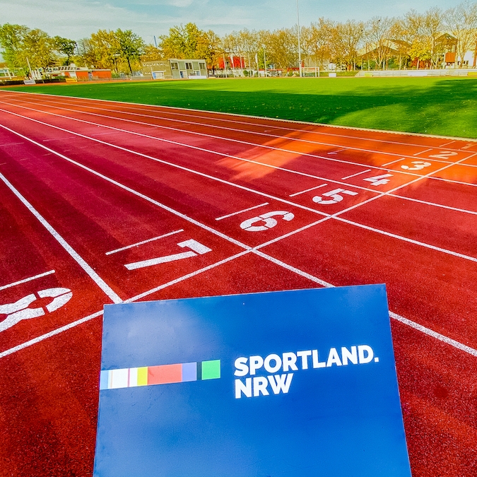 Sportland.NRW-Schild auf Tartanbahn