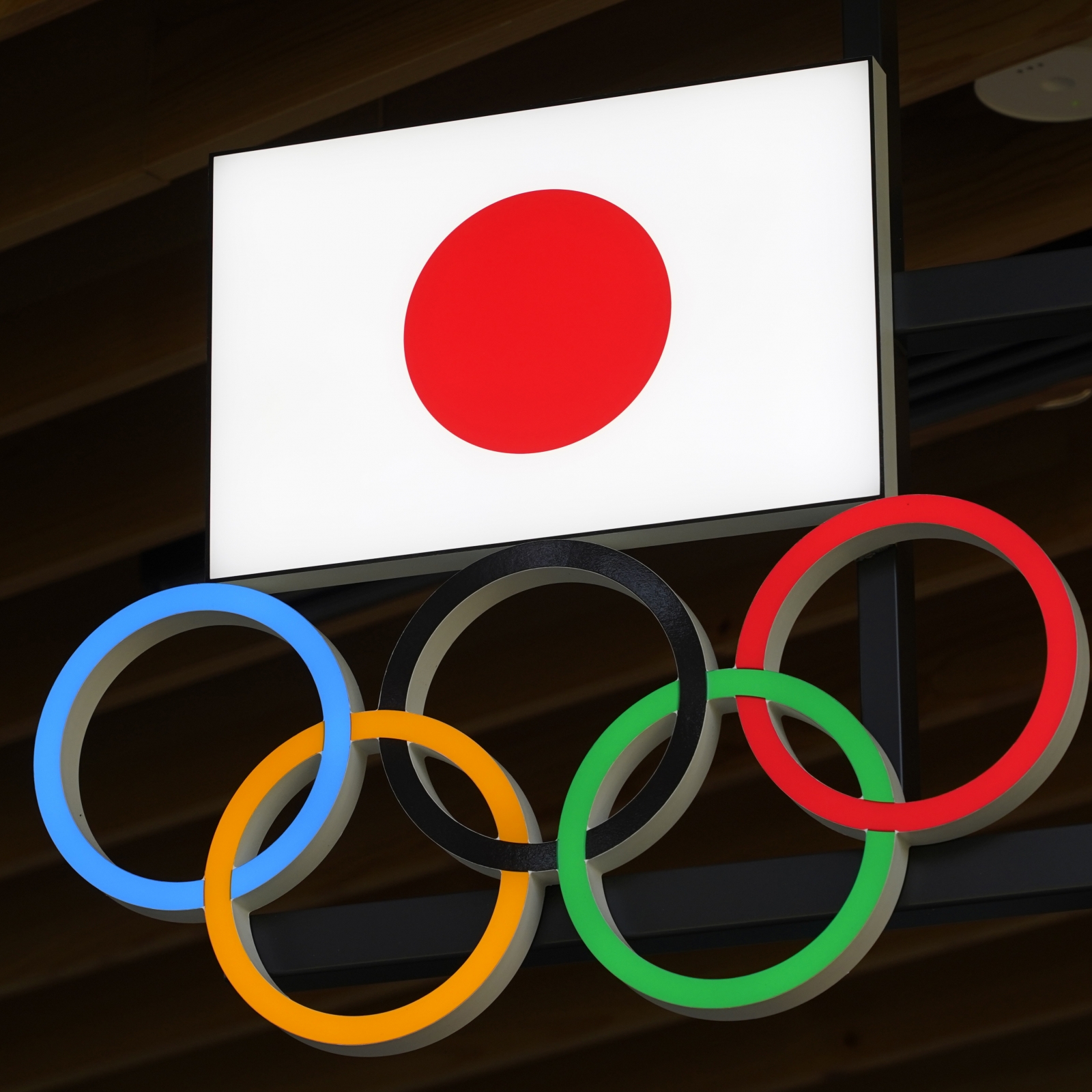 Olympische Ringe mit Japan-Flagge