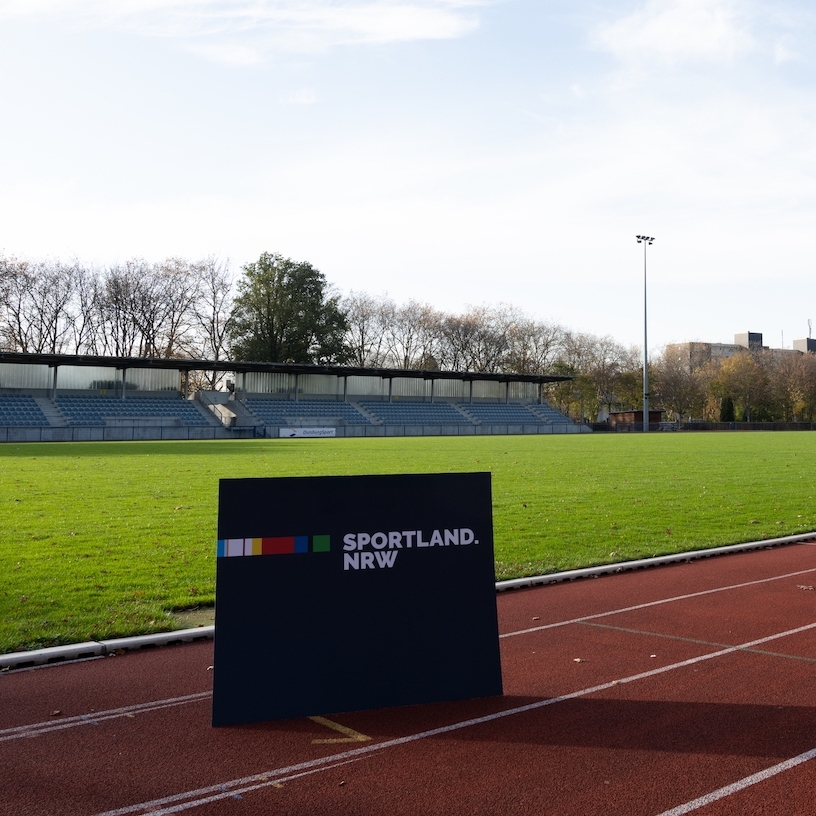 Sportland.NRW-Schild auf Tartanbahn