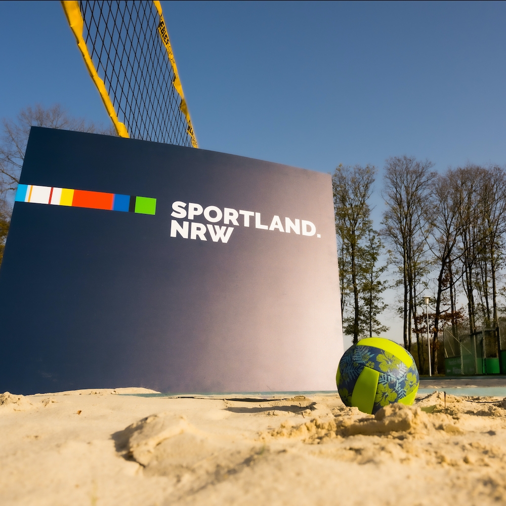 Sportland.NRW-Schild auf Volleyball-Feld 