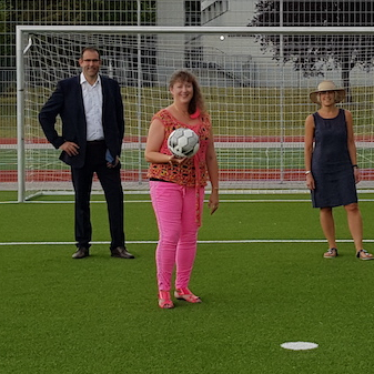 Andrea Milz mit Fußball in Hand