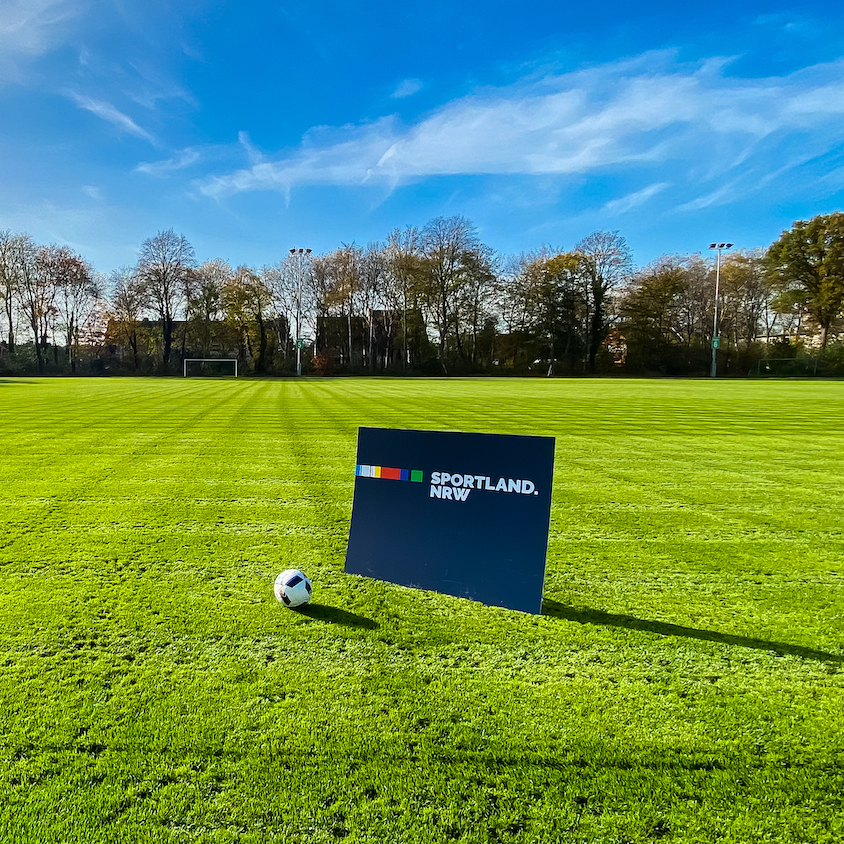 Sportland.nrw Logo auf Rasenfläche