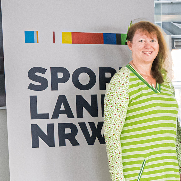 Andrea Milz vor Sportland.NRW-Banner