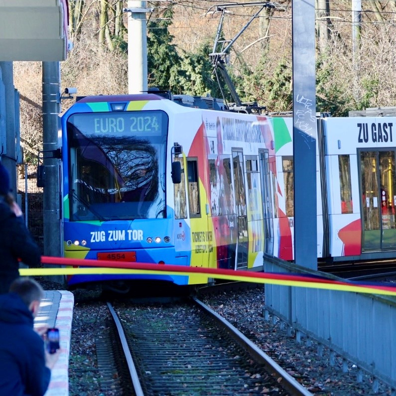 einfahrende Straßenbahn mit Beklebung zur Euro 2024