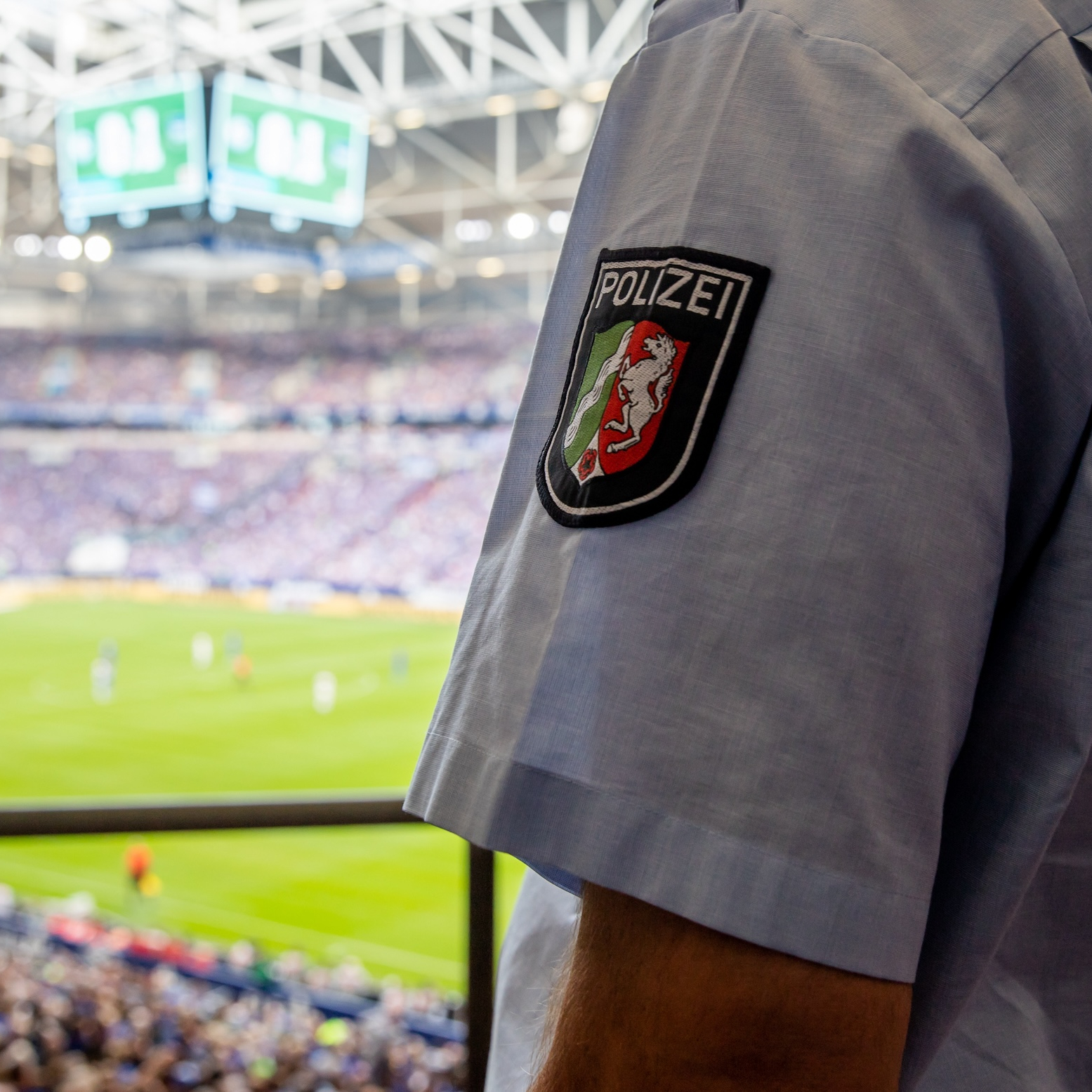 Polizist in einem Fußballstadion