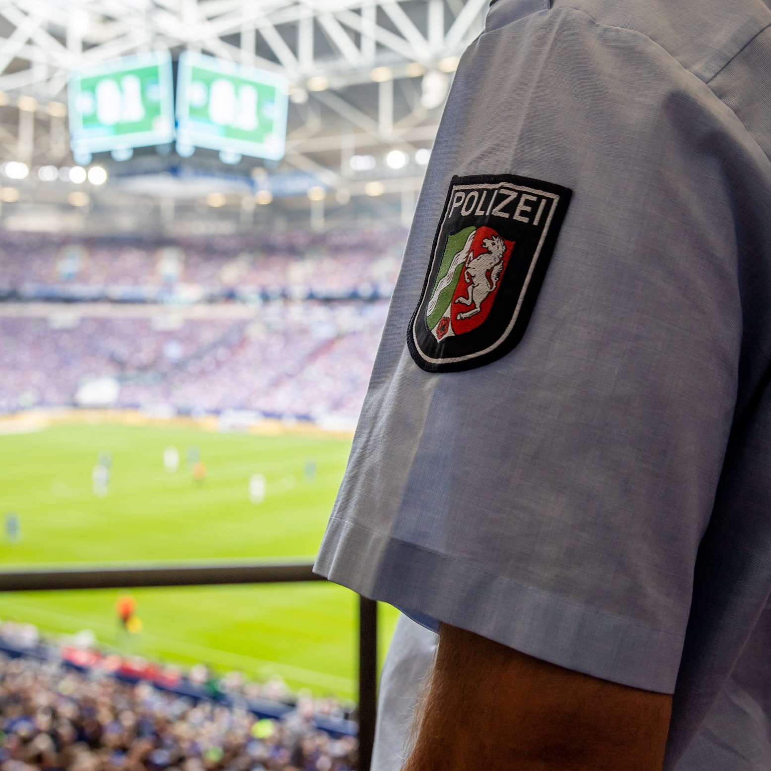 Polizist in einem Fußballstadion