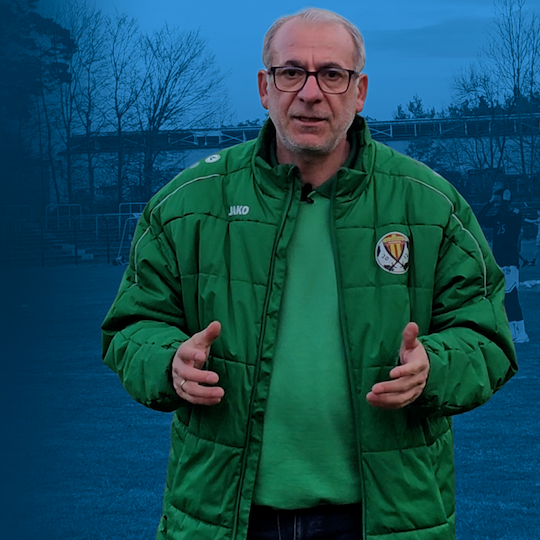 Foto von Verani Kartum vor blauem Hintergrund