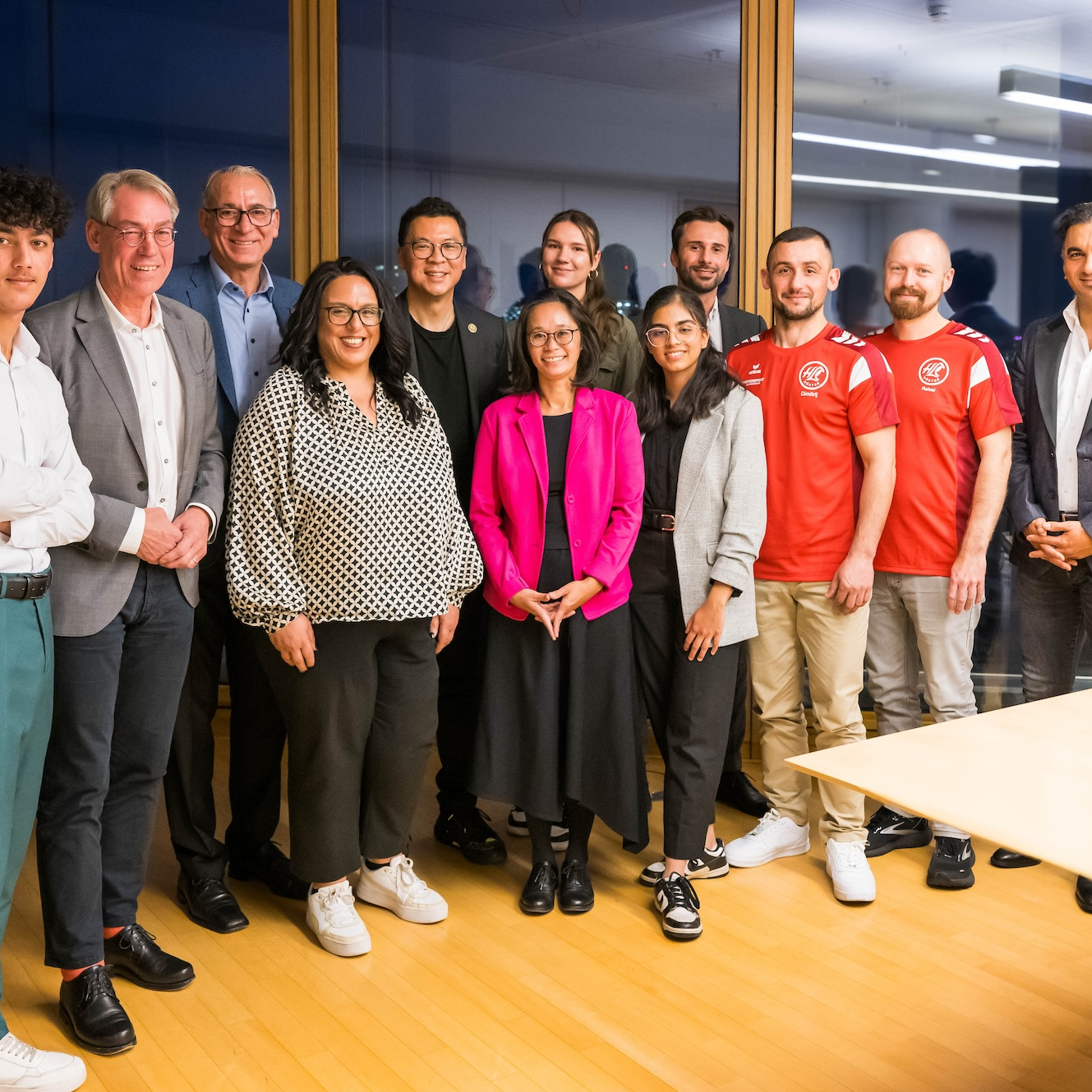 Gruppe von Personen zwischen Sportland.NRW-Bannern