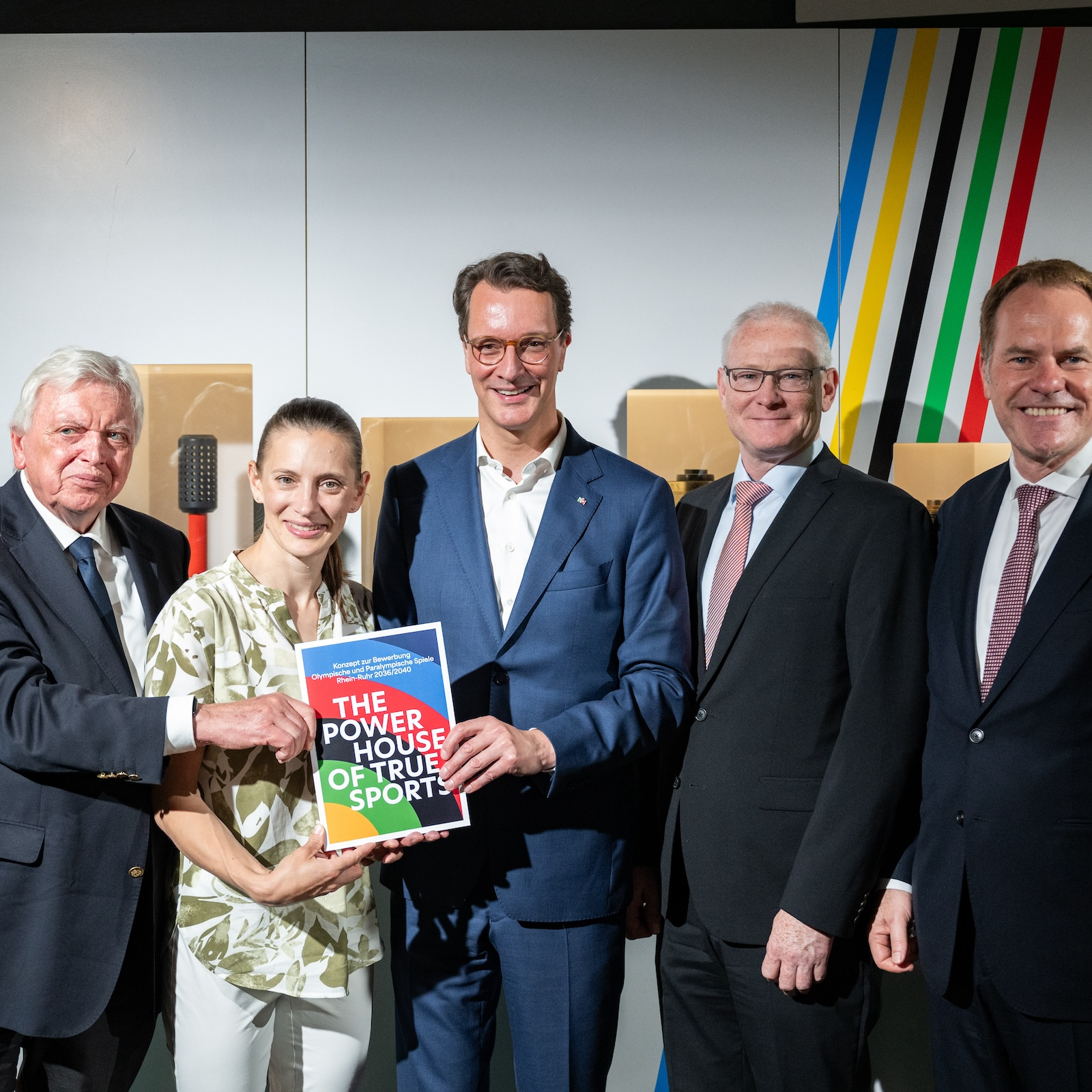 Ministerpräsident Wüst bei der Übergabe des Konzepts