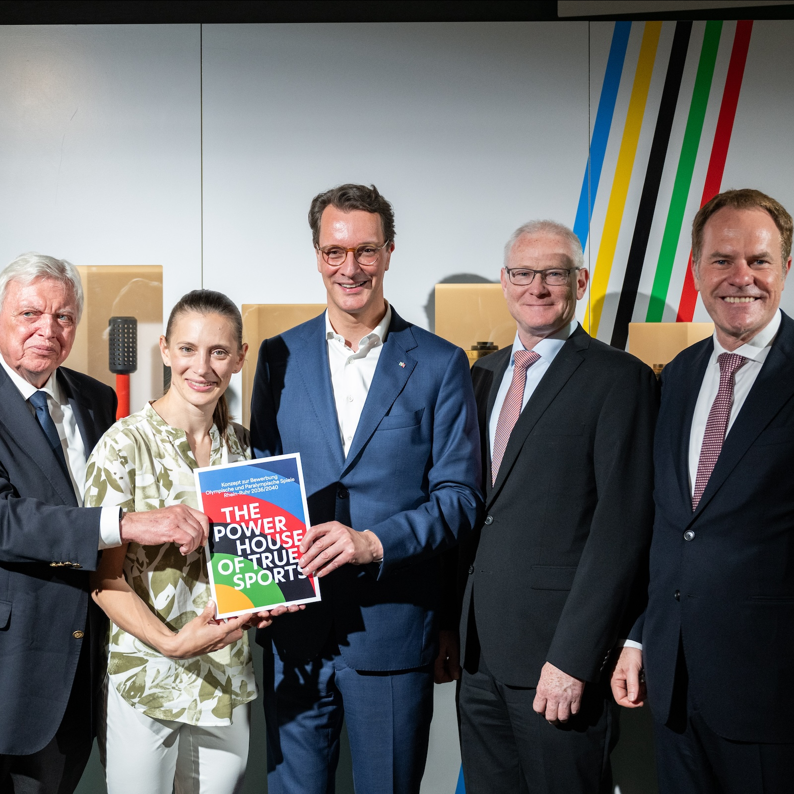 Ministerpräsident Hendrik Wüst bei der Übergabe des Konzepts