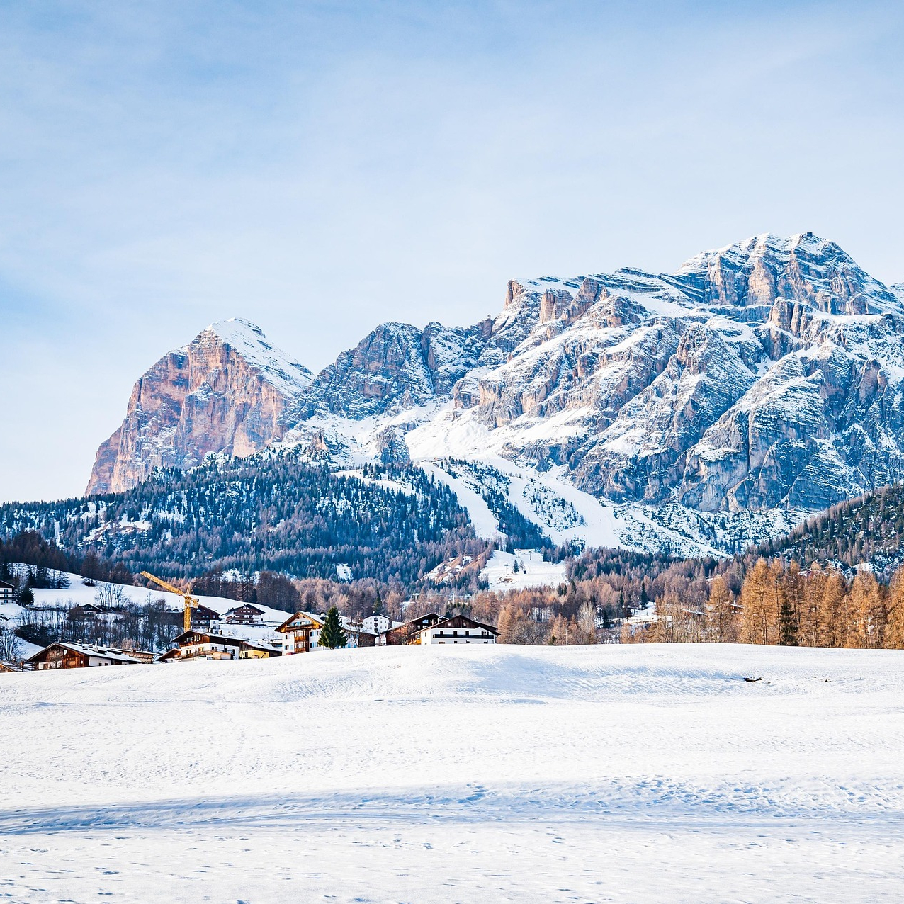 Blick auf ein verschneites Cortina d'Ampezzo mit Bergen im Hintergrund