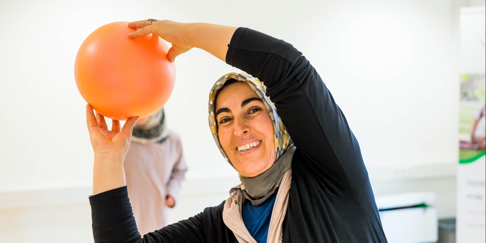 Sportlerin mit Ball in der Hand