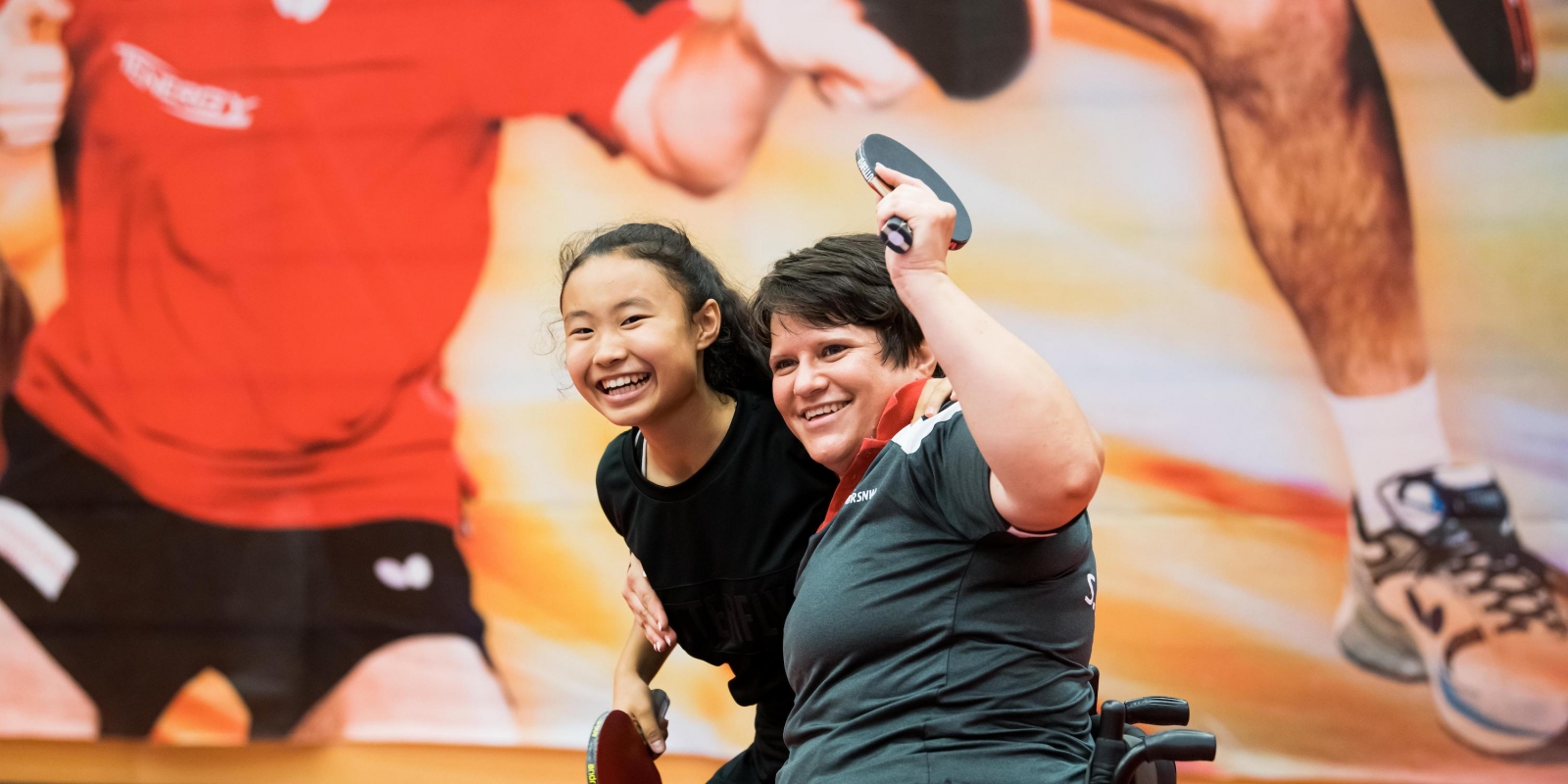 Paratischtennisspierlerinnen beim Match