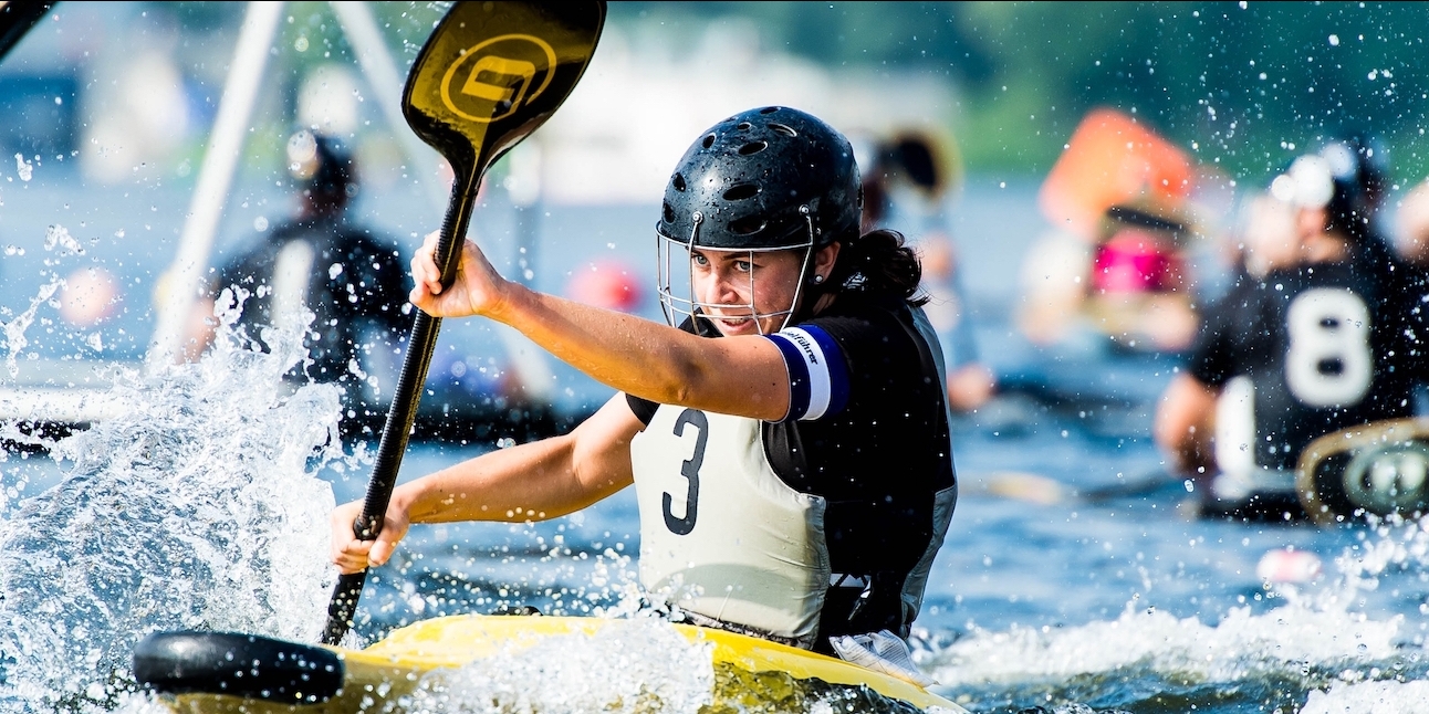 Kanufahrerin auf dem Wasser.