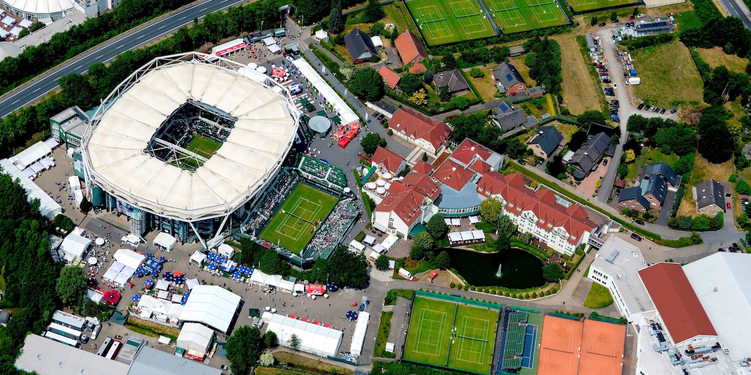 Luftaufnahme der OWL Tennis Arena. Mehrere Tennisfelder sind auf der umliegenden Anlage vorhanden.