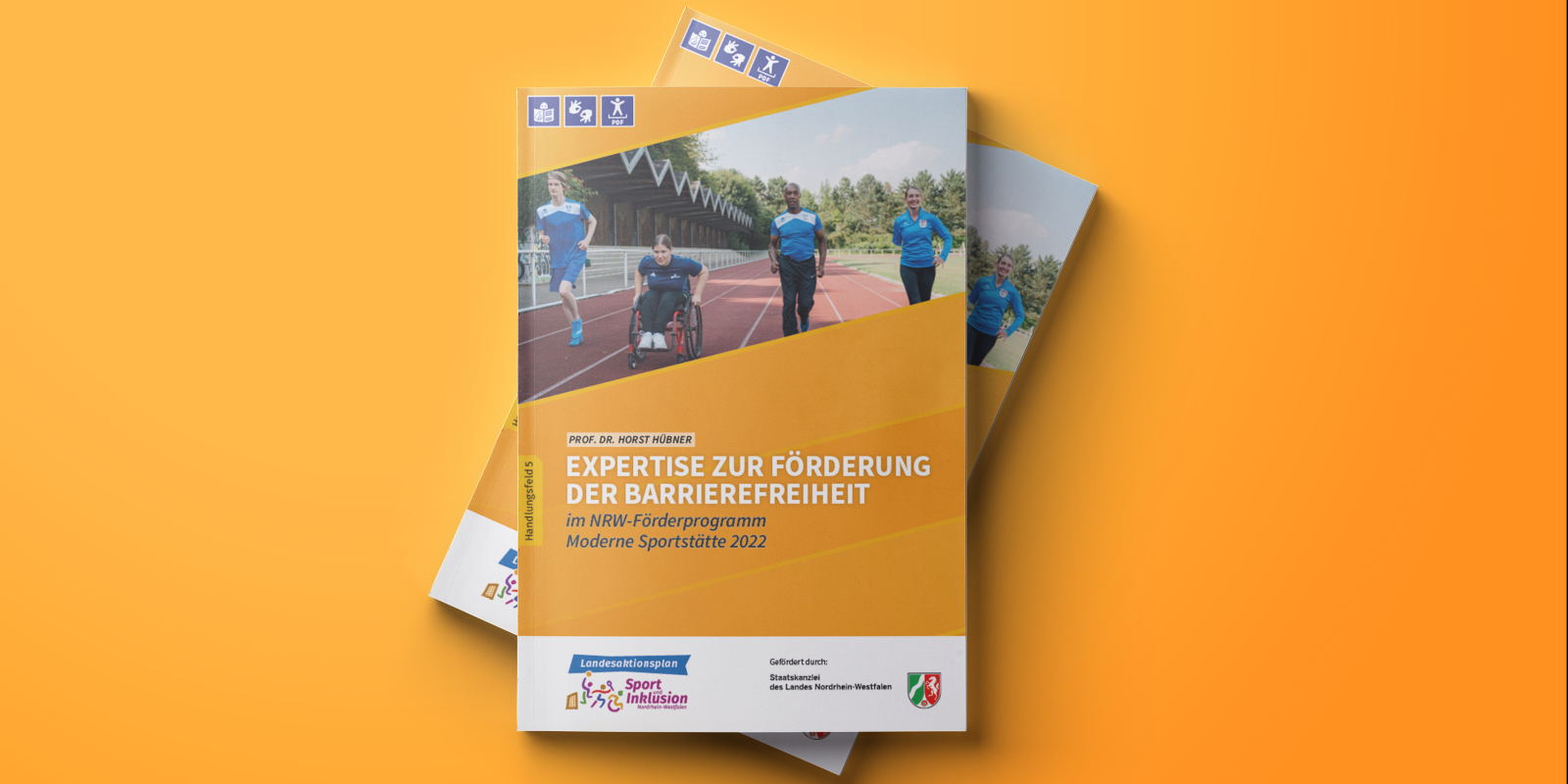 Barrierefreie Broschüre vor orangefarbenem Hintergrund