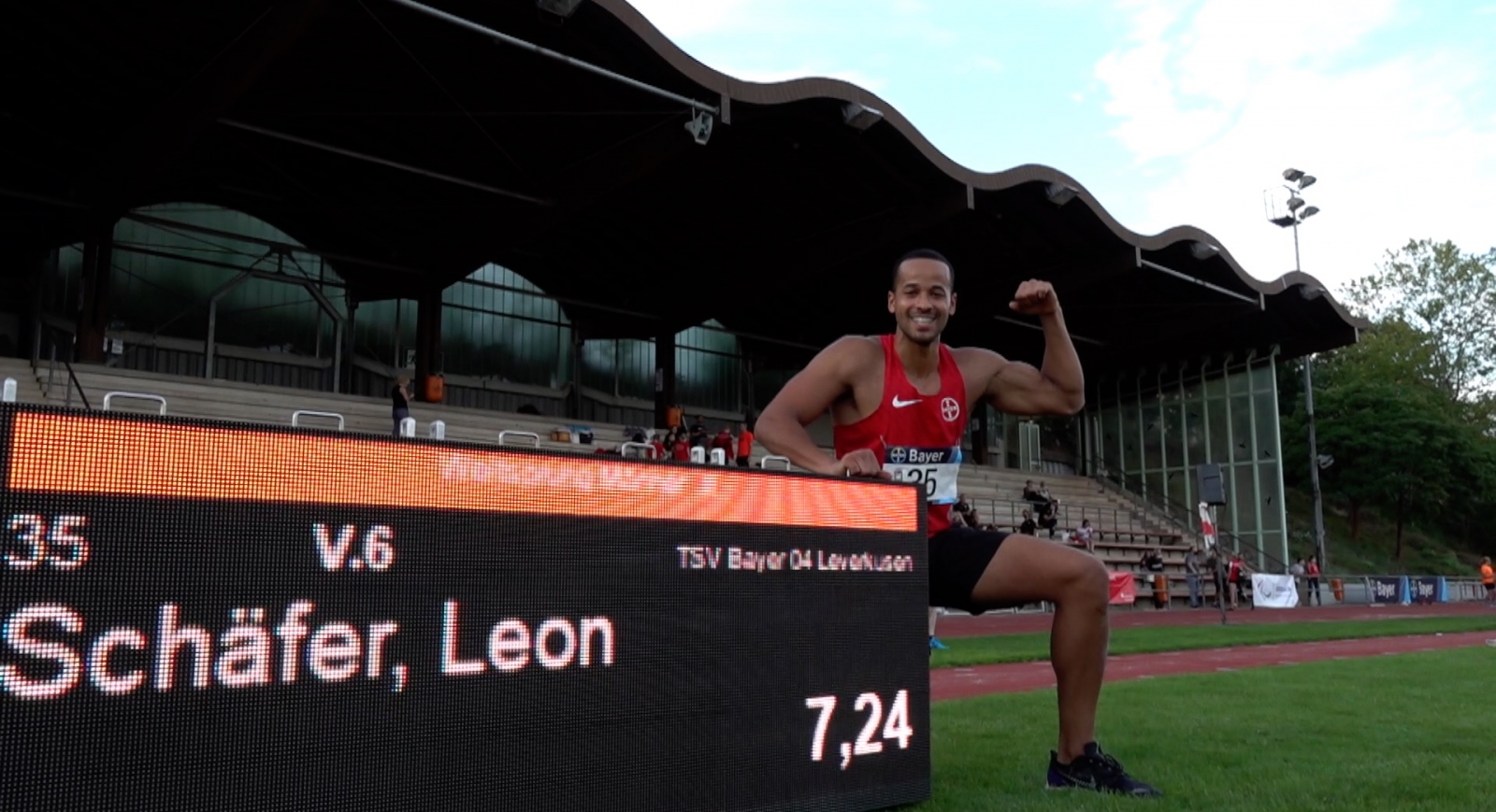 Para-Athlet Leon Schäfer hinter einer Videobande