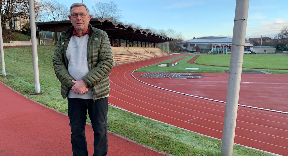 Trainer Karl-Heinz Düe in einem Stadion.