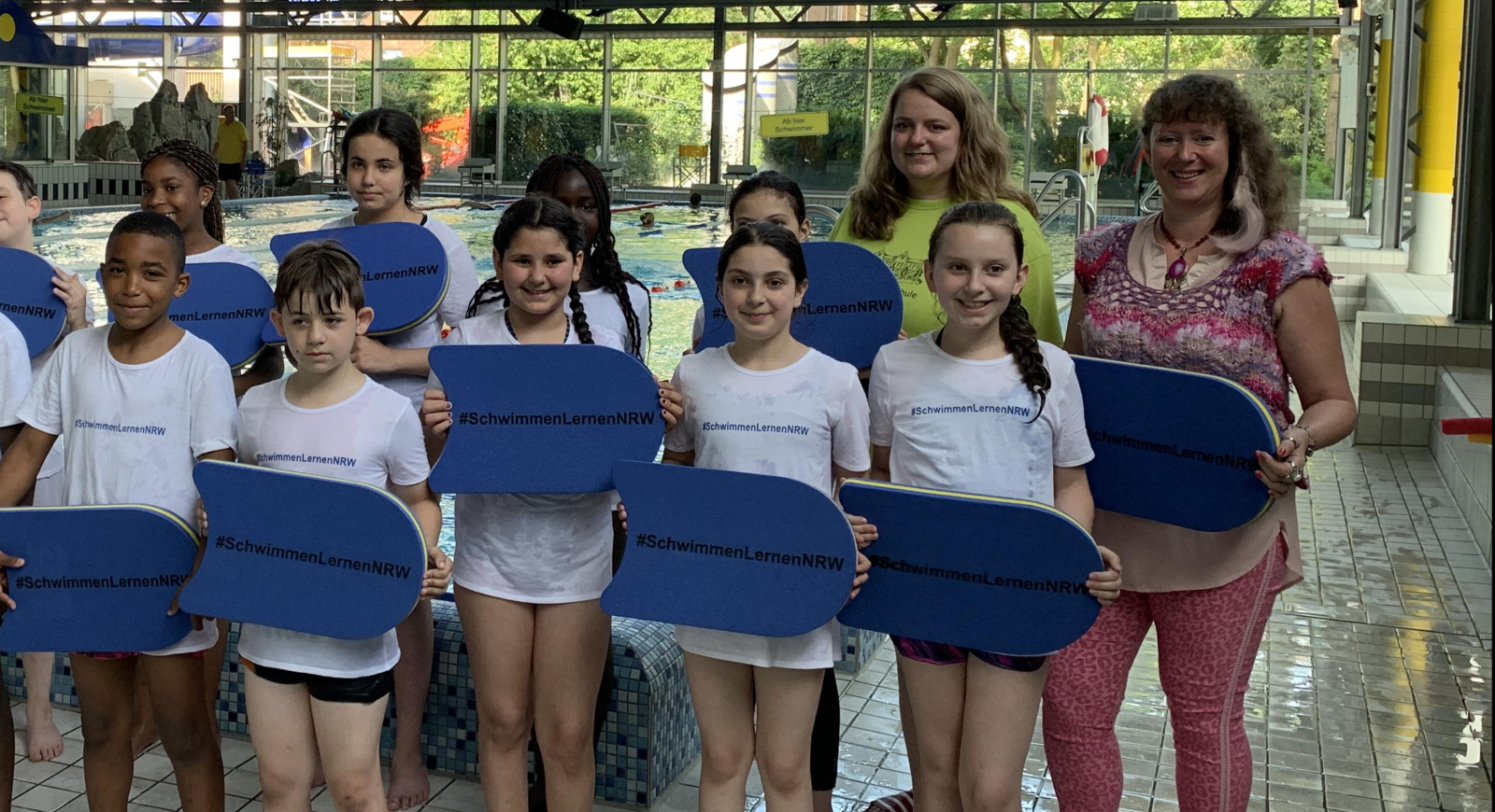 Kinder beim Schwimmunterricht