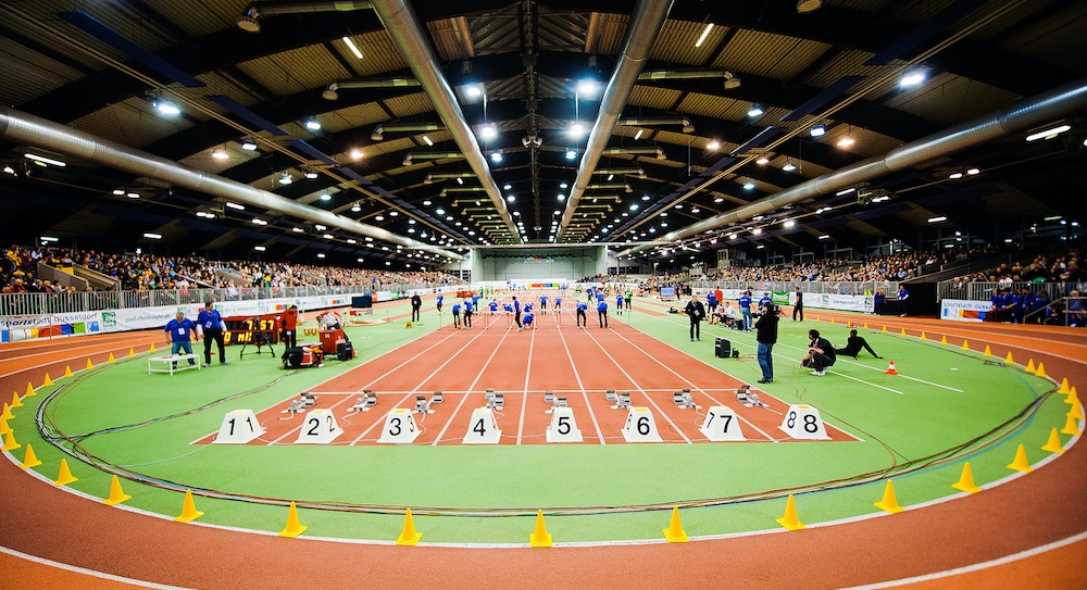 Leichtathletik-Sportstadion mit umlaufender Tartanbahn und 8 Laufstrecken in der Mitte.