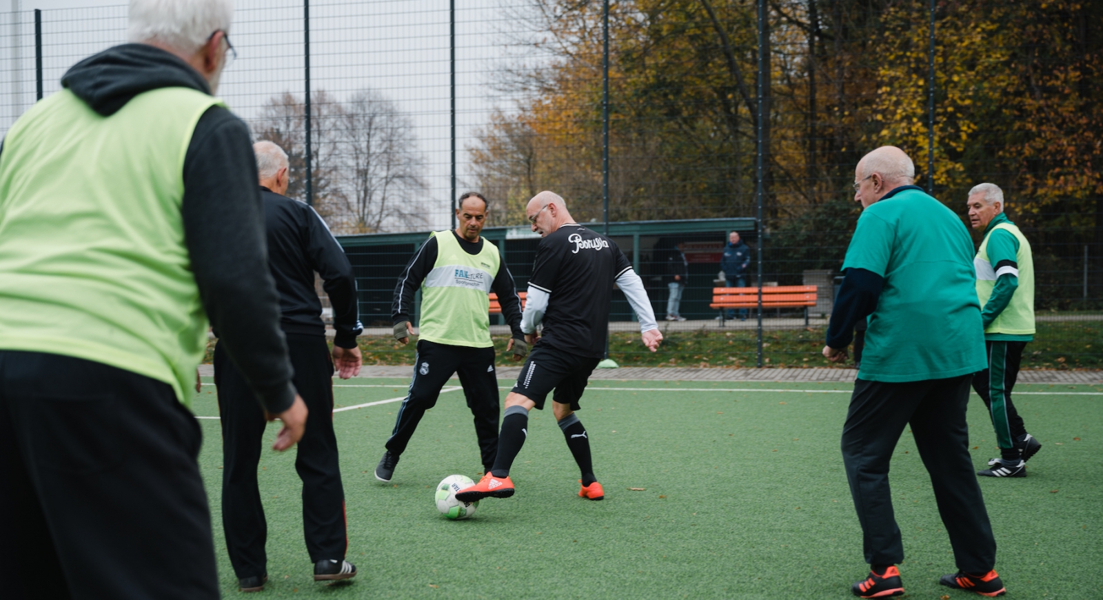 Sechs Herren auf dem Fußballfeld im Spiel