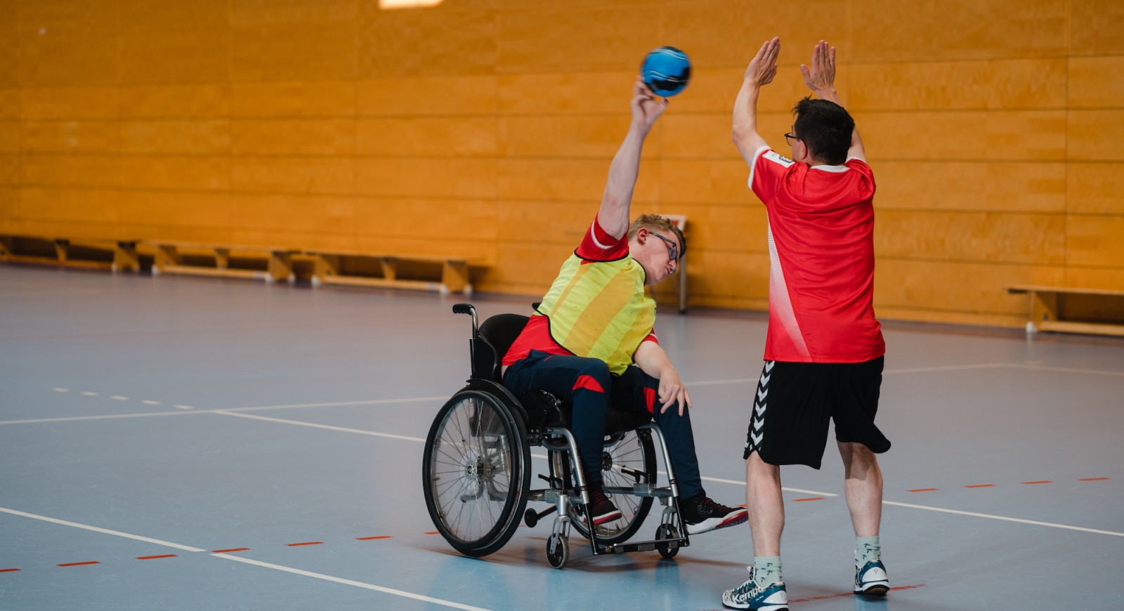 Handballspieler im Rollstuhl beim Wurf